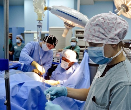 Intervention dans une salle d'opération. Médecin anesthésiste ou infirmière anesthésiste en mode surveillance.